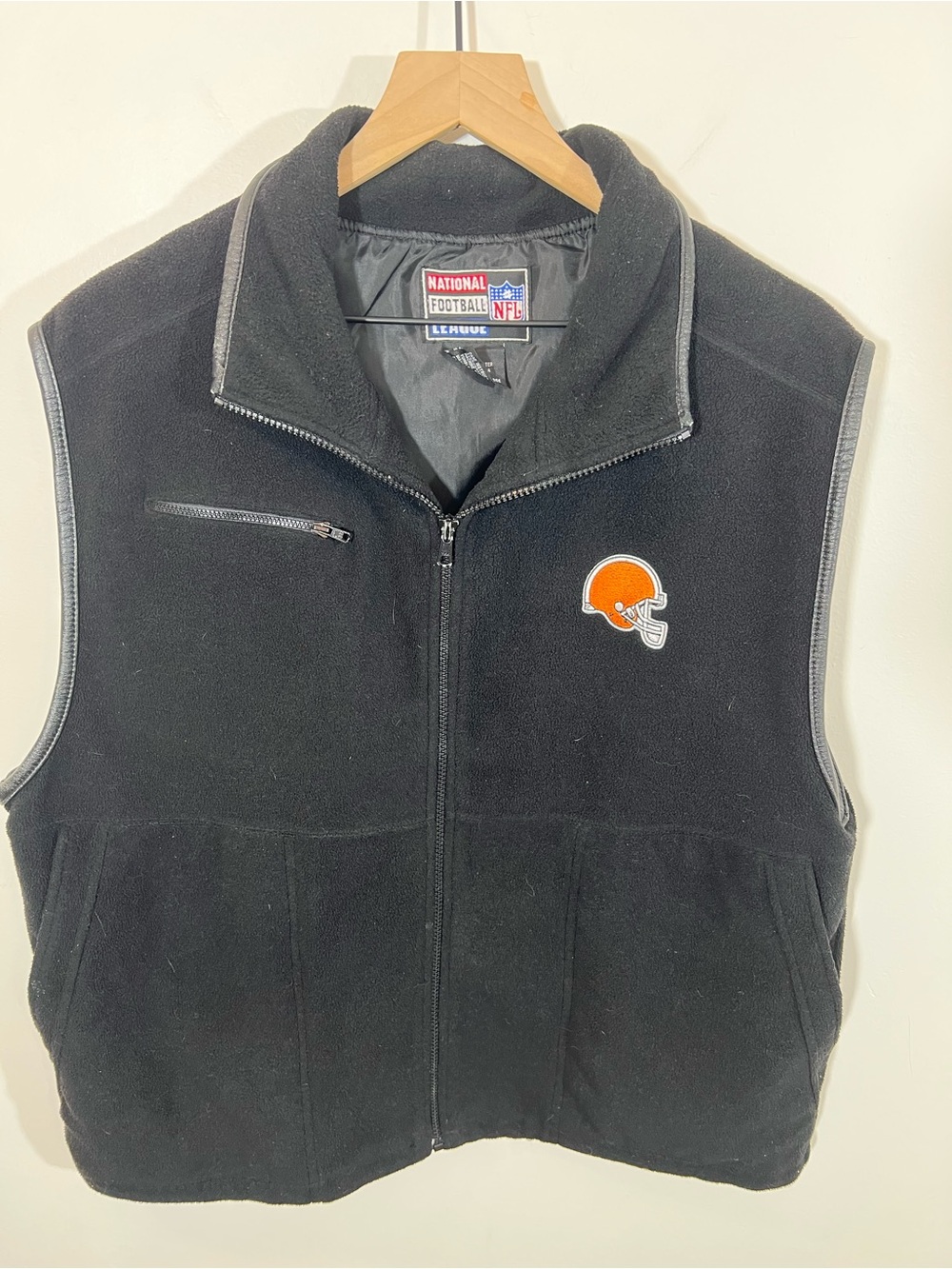Vintage NFL branded Cleveland Browns vest | Size L - Picture 2 of 11